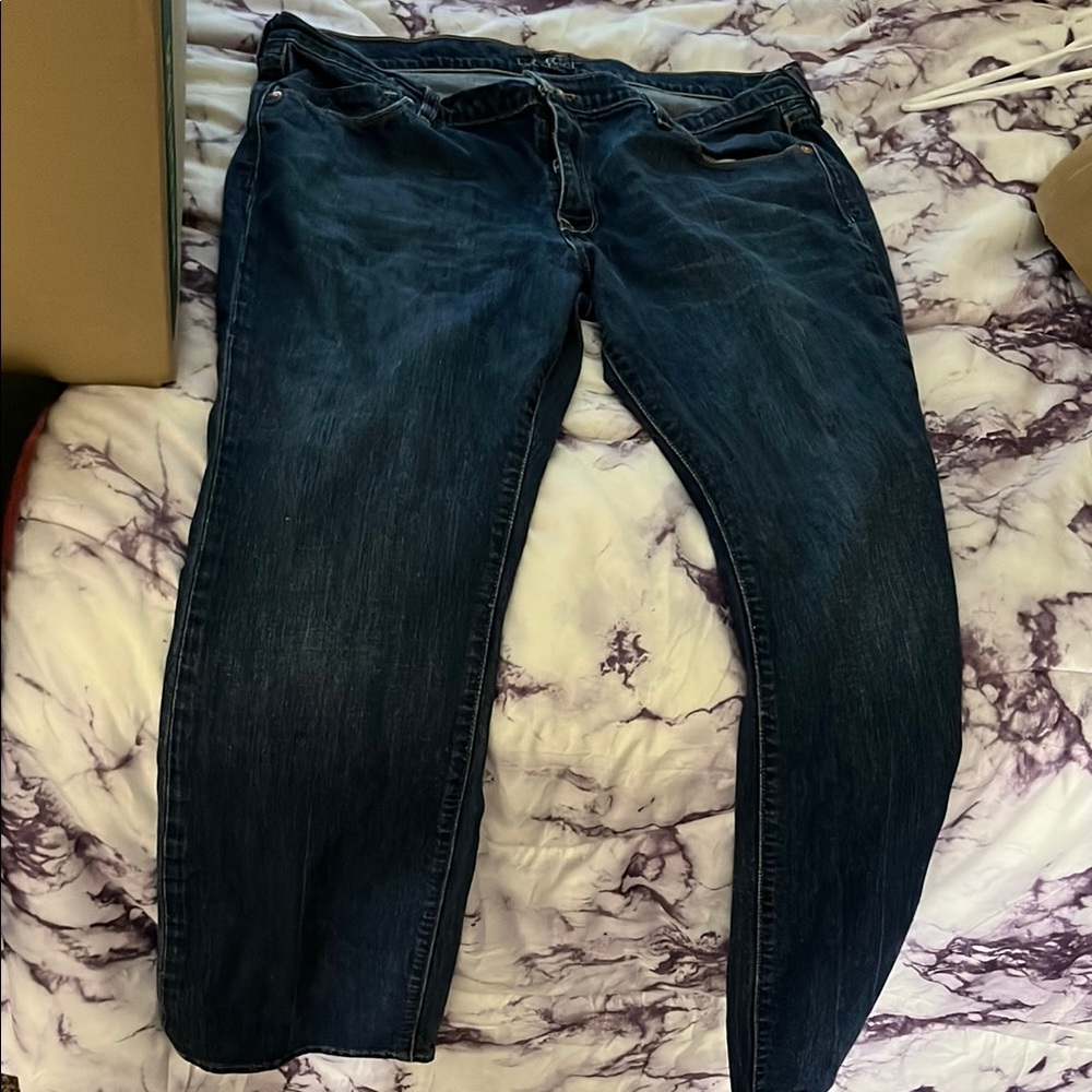 Blue Boyfriend Jeans with Natural Wear Patterns